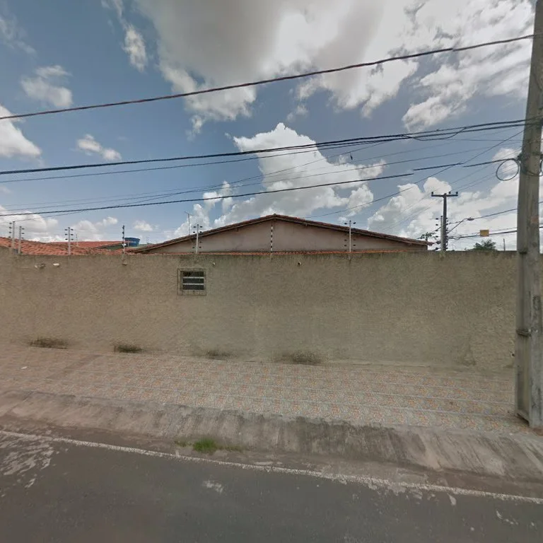 Fachada residencial sob céu aberto