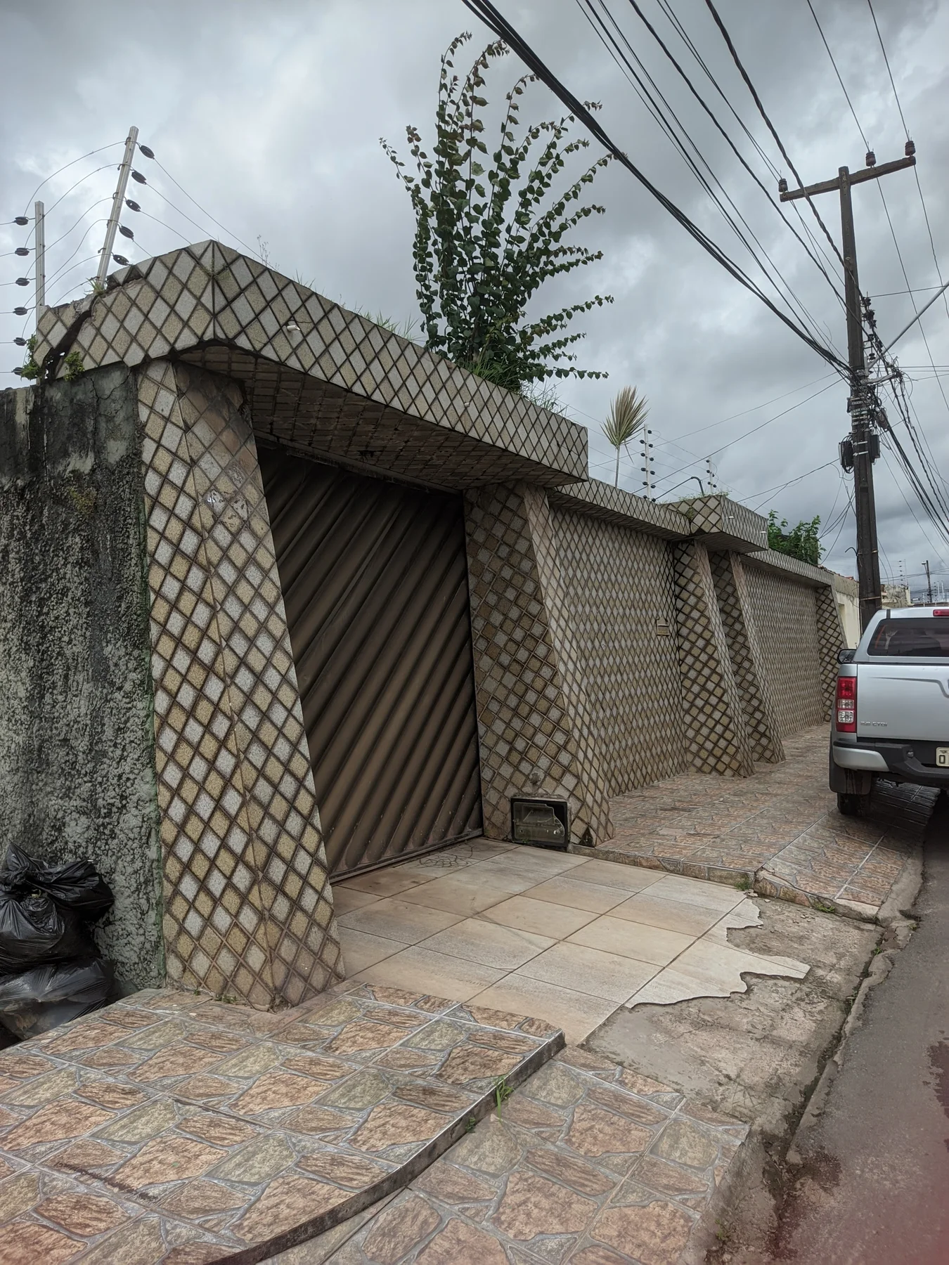 Fachada e portão em tecido urbano